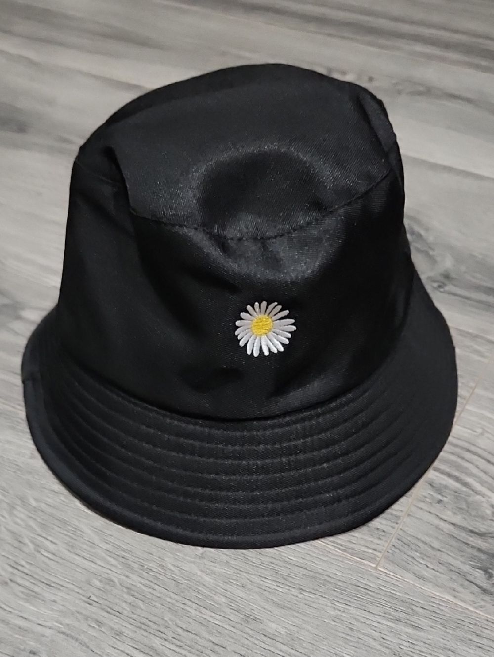 NWOT Daisy Reversible Blk & Yellow Nylon Bucket Hat